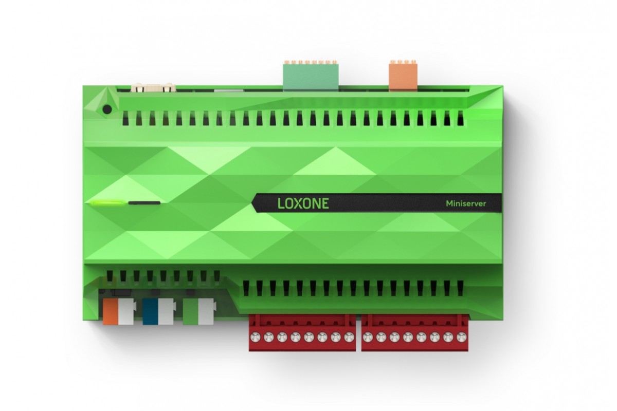 Loxone Miniserver mit Anschlussklemmen, Produktfoto auf neutralem Studio-Hintergrund